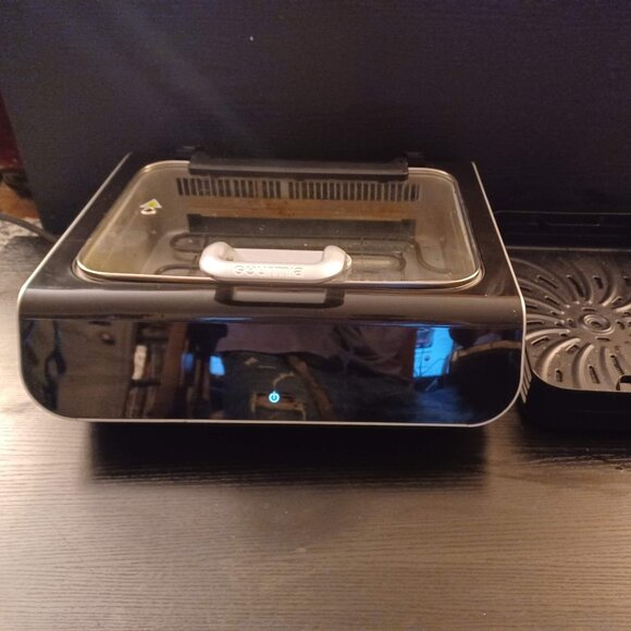 Gourmia FoodStation™ Smokeless Grill + Air Fryer with with Smoke Extracting Tech - Picture 2 of 6